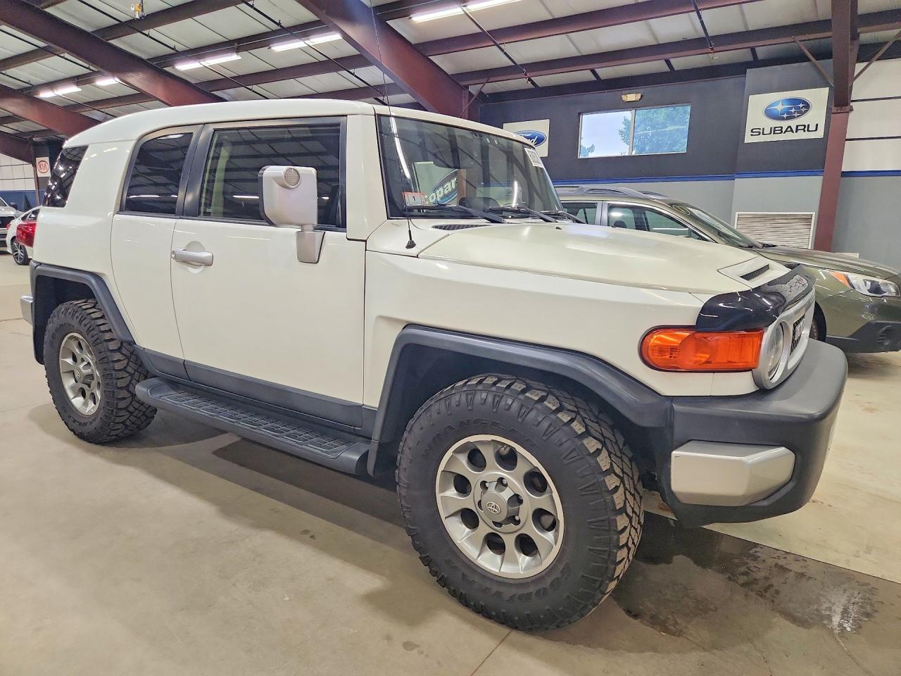 2013 Toyota Fj Cruiser Base Белый vin: JTEBU4BF0DK165056