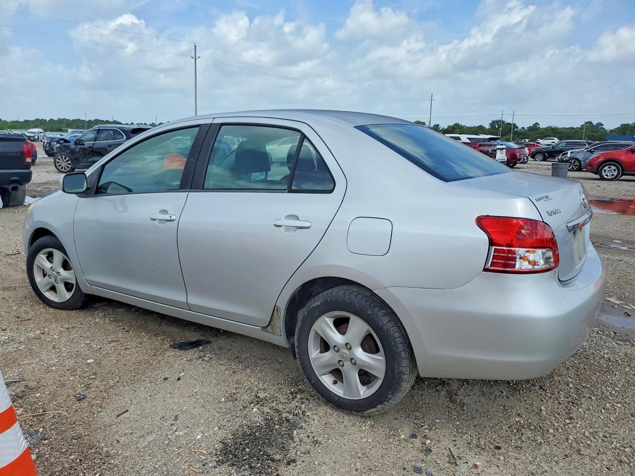 2007 Toyota Yaris Base Серебряный vin: JTDBT923X71048542