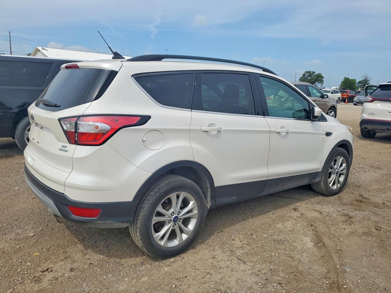 2018 Ford Escape Se White vin: 1FMCU0GD8JUC19062