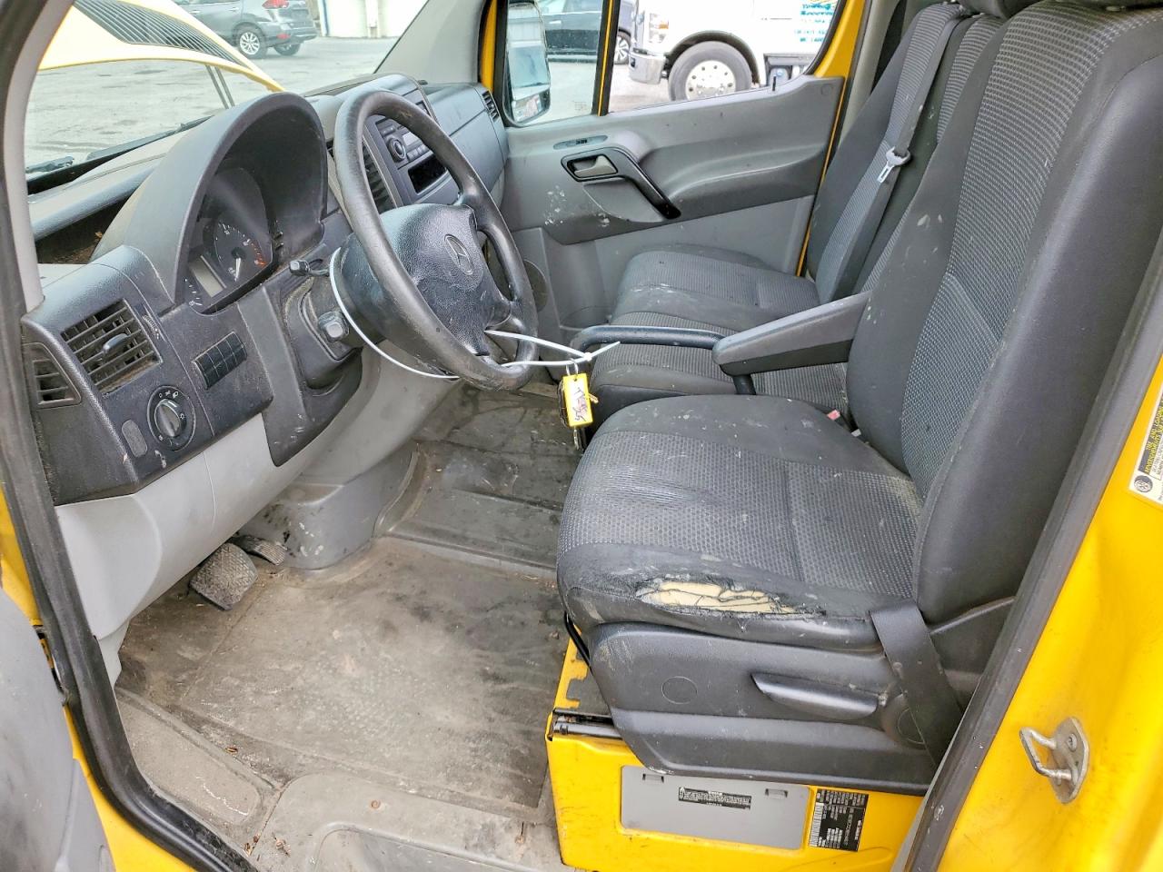 2011 Mercedes-benz Sprinter 2500 Yellow vin: WD3PE7CC9B5584817