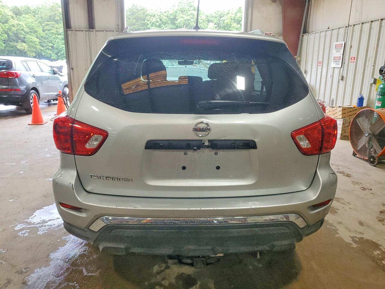 2017 Nissan Pathfinder S Silver vin: 5N1DR2MNXHC606162
