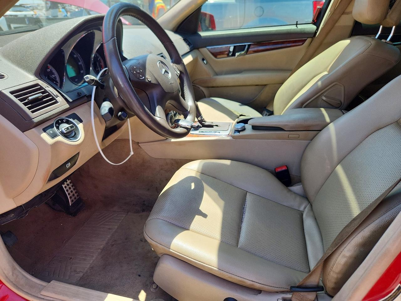 2011 Mercedes-benz C 300 Red vin: WDDGF5EB4BR183248