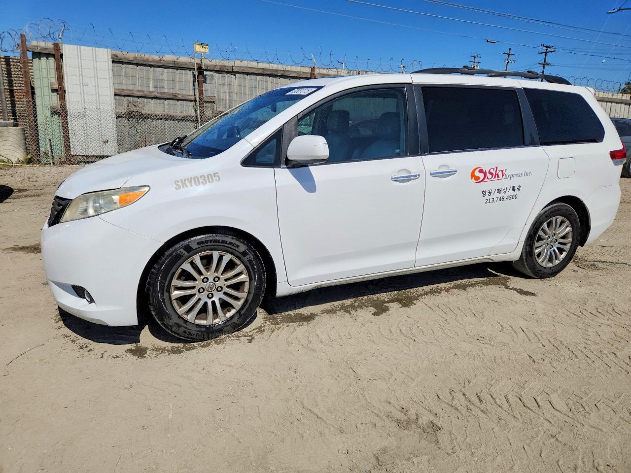 2011 Toyota Sienna Xle 8-passenger White vin: 5TDYK3DC7BS021513