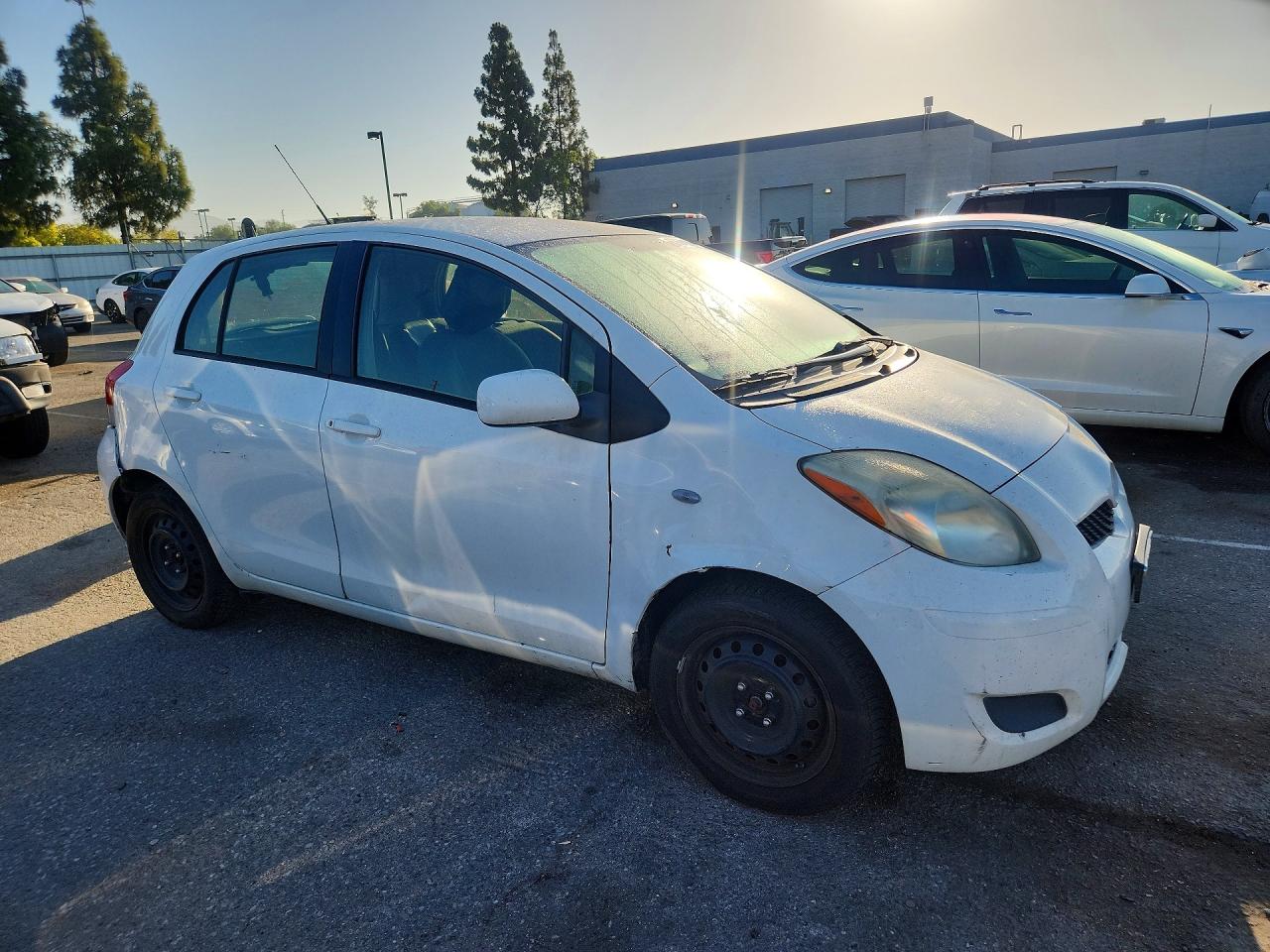 2011 Toyota Yaris Base Белый vin: JTDKT4K36B5331721