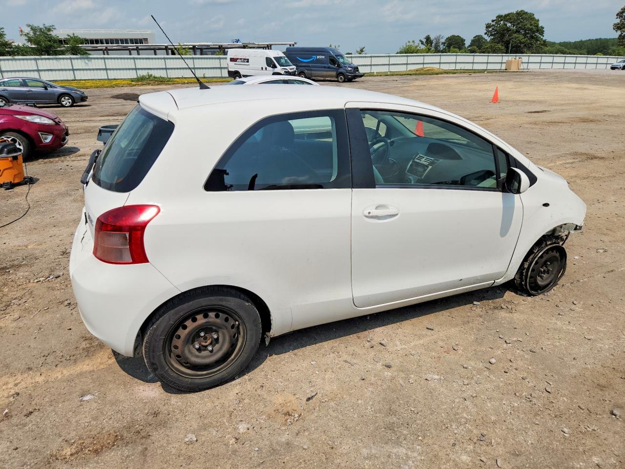 2008 Toyota Yaris Base Белый vin: JTDJT923585177326