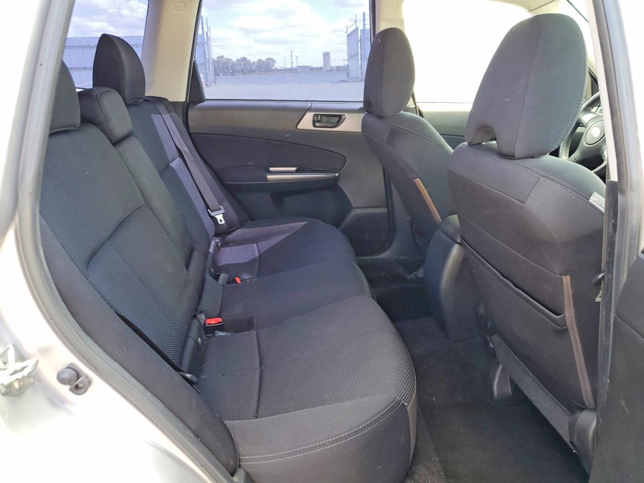 2011 Subaru Forester 2.5x Silver vin: JF2SHABC9BH748024