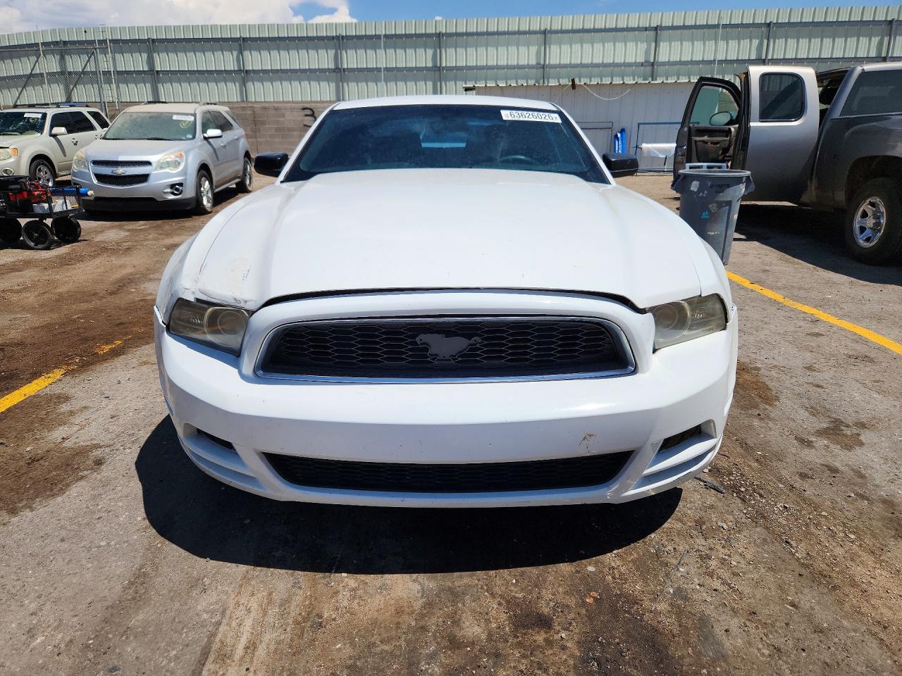 2014 Ford Mustang White vin: 1ZVBP8AM3E5207591
