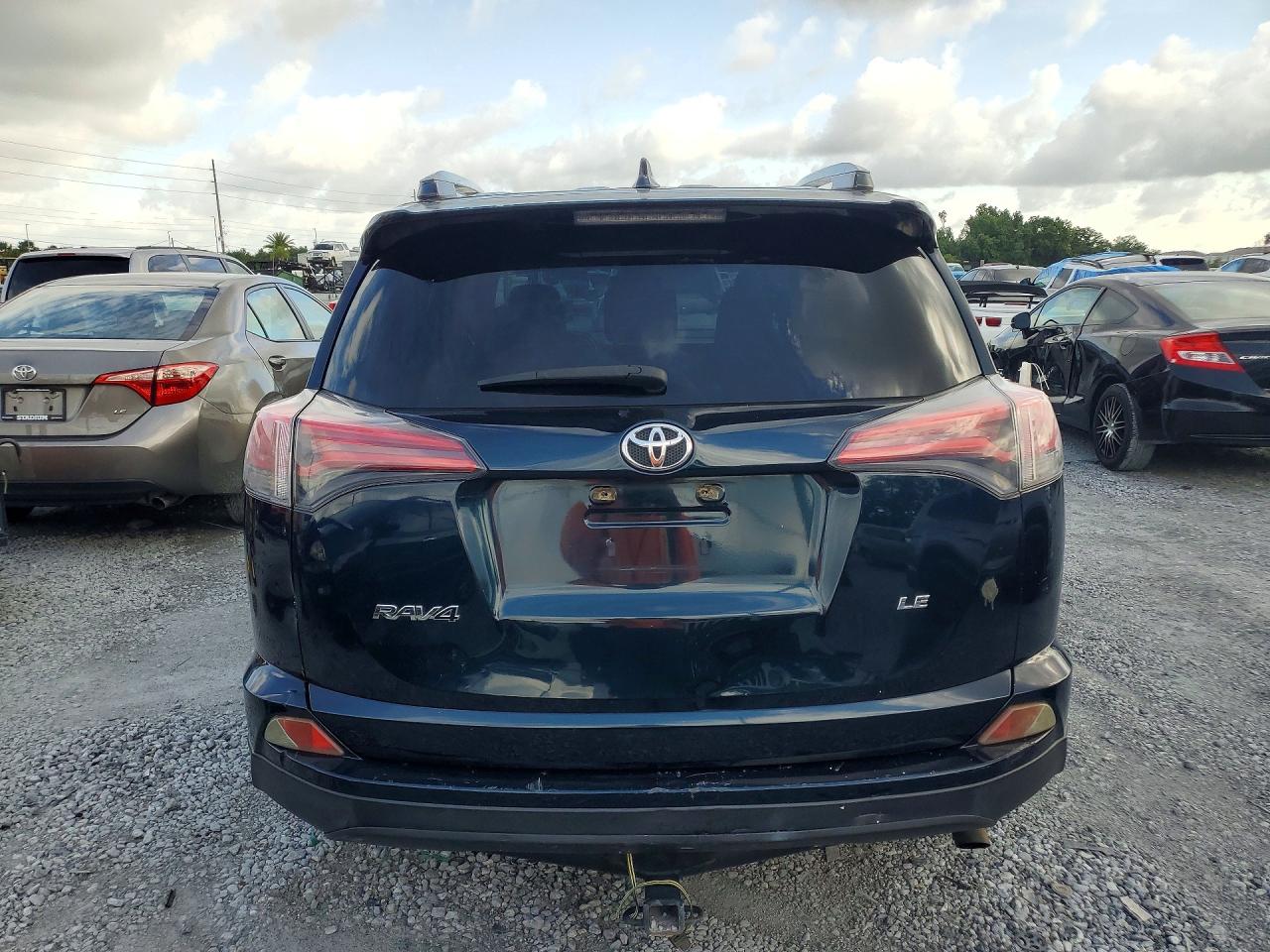 2018 Toyota Rav4 Le Teal vin: JTMZFREV5JJ168386