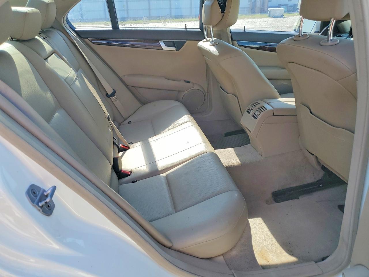 2012 Mercedes-benz C 250 White vin: WDDGF4HB8CA602675
