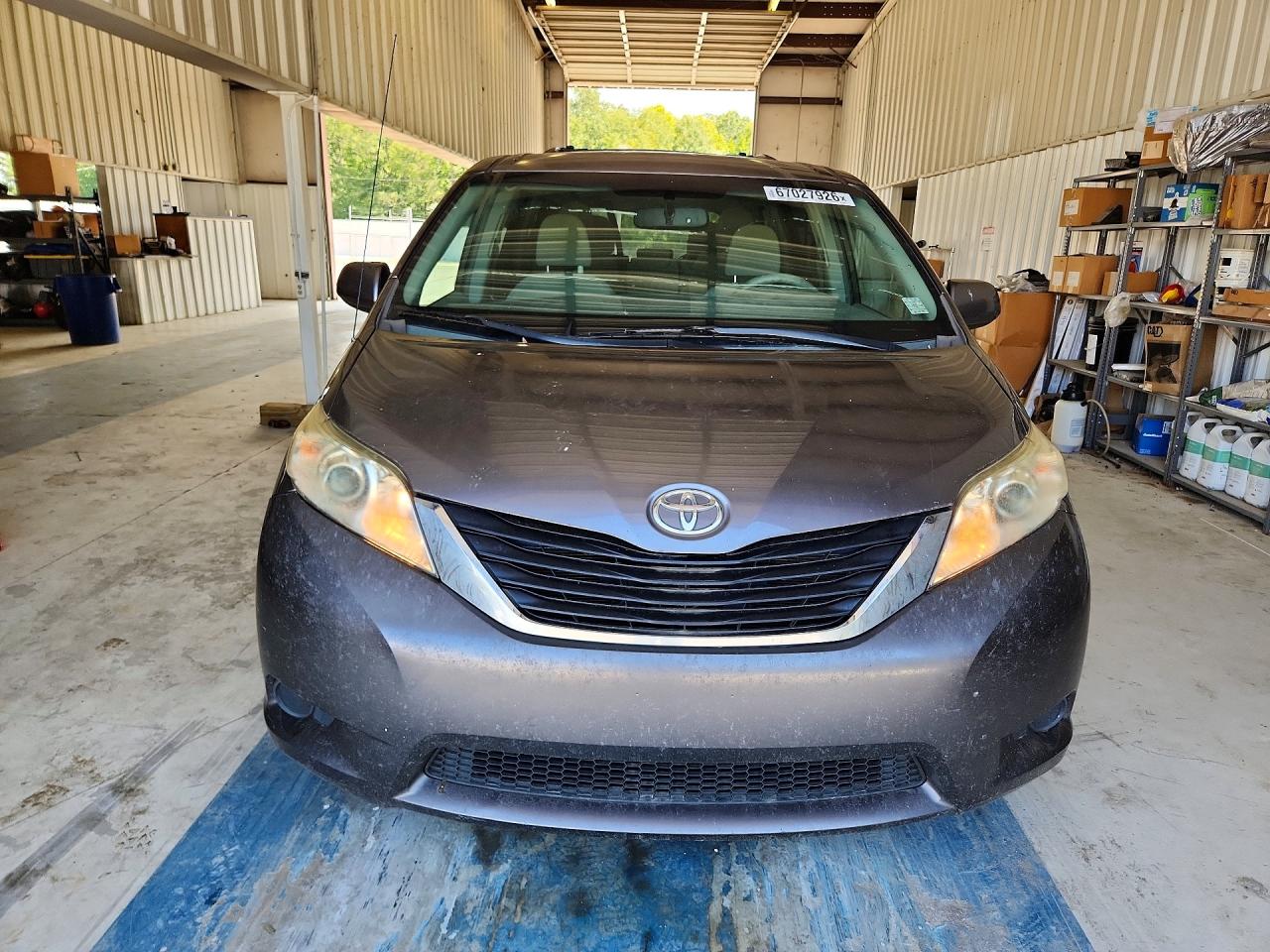 2011 Toyota Sienna Le Серый vin: 5TDKK3DC2BS063593