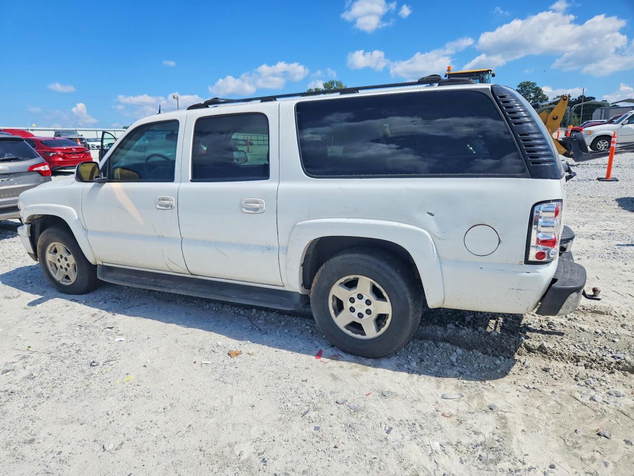 2004 Chevrolet Suburban C1500 White vin: 3GNEC16Z34G246123