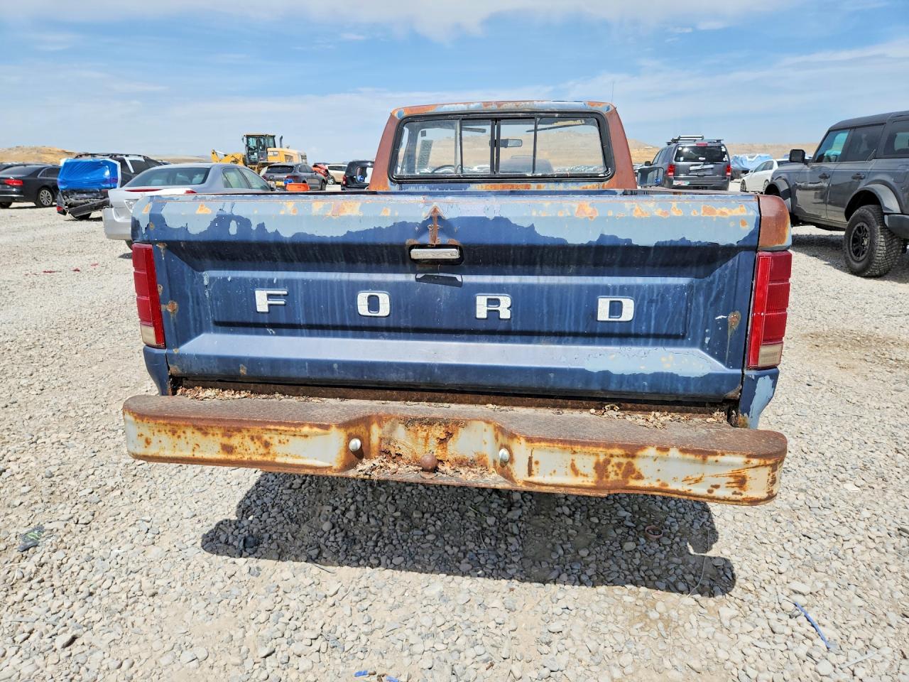 1986 Ford F150 Two Tone vin: 1FTCF15N3GPA03725