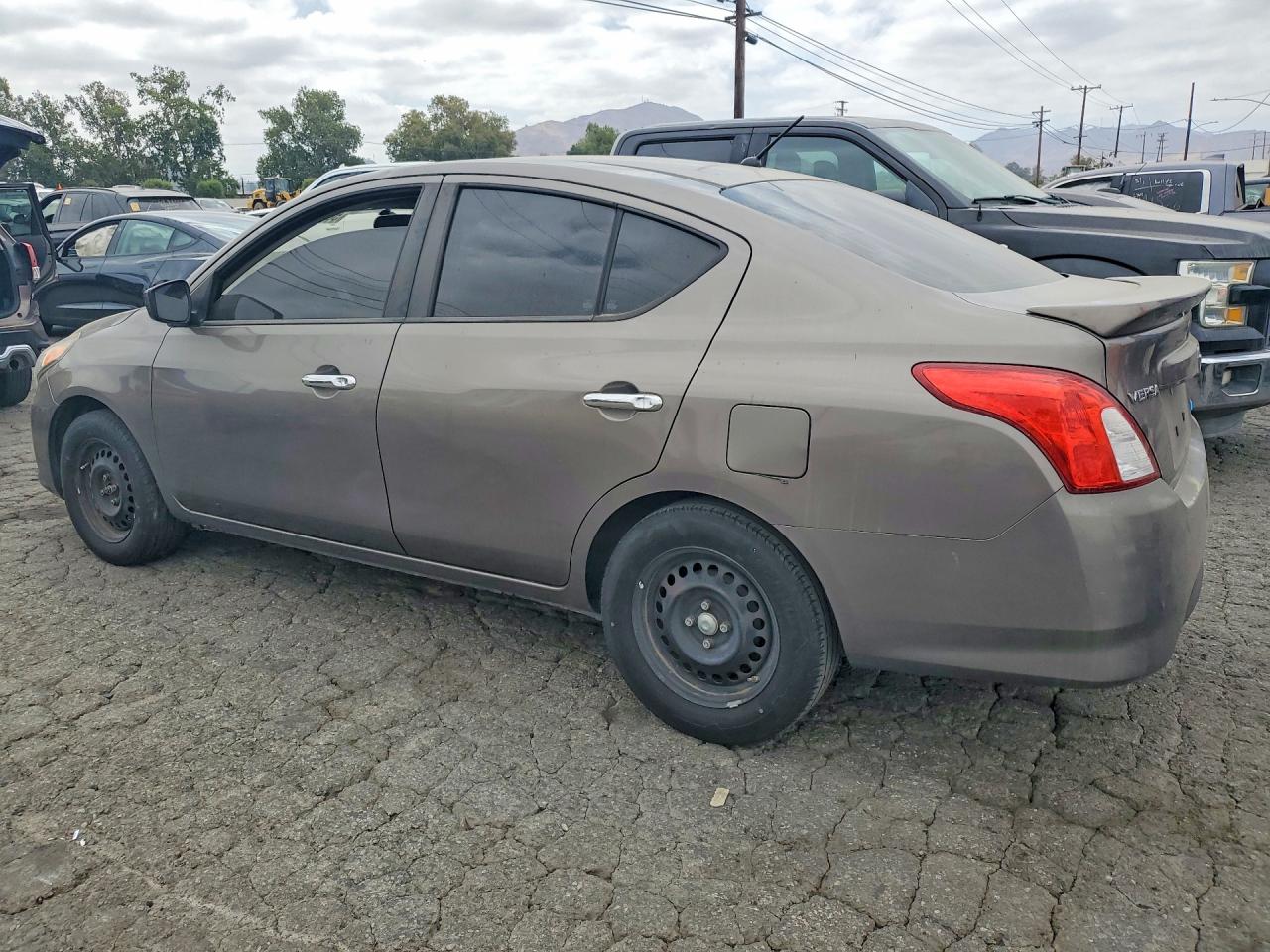 2015 Nissan Versa 1.6 Sv Gray vin: 3N1CN7AP9FL804234