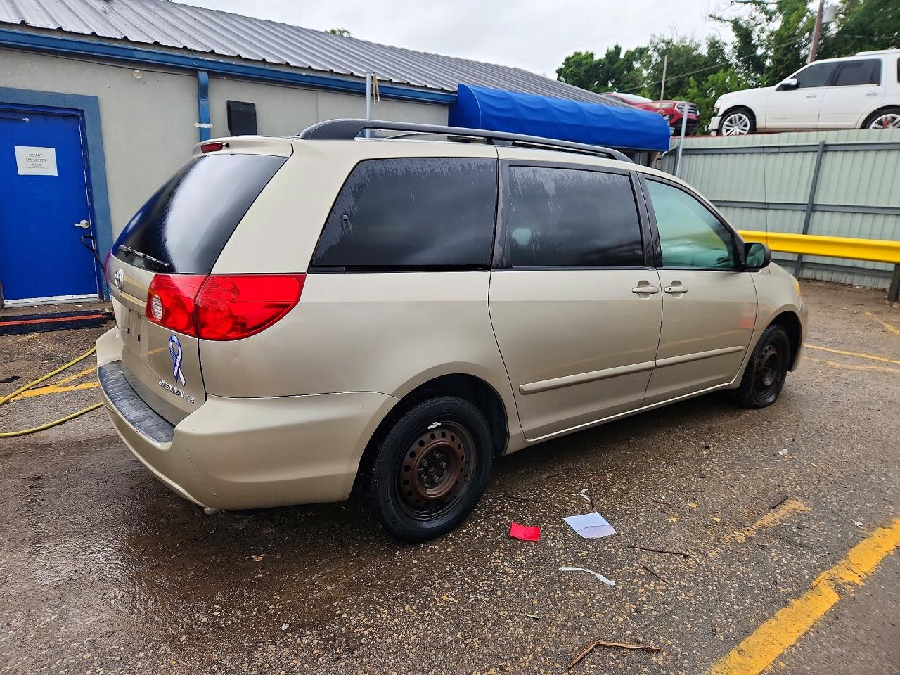 2010 Toyota Sienna Le 7-passenger Tan vin: 5TDKK4CC2AS313565