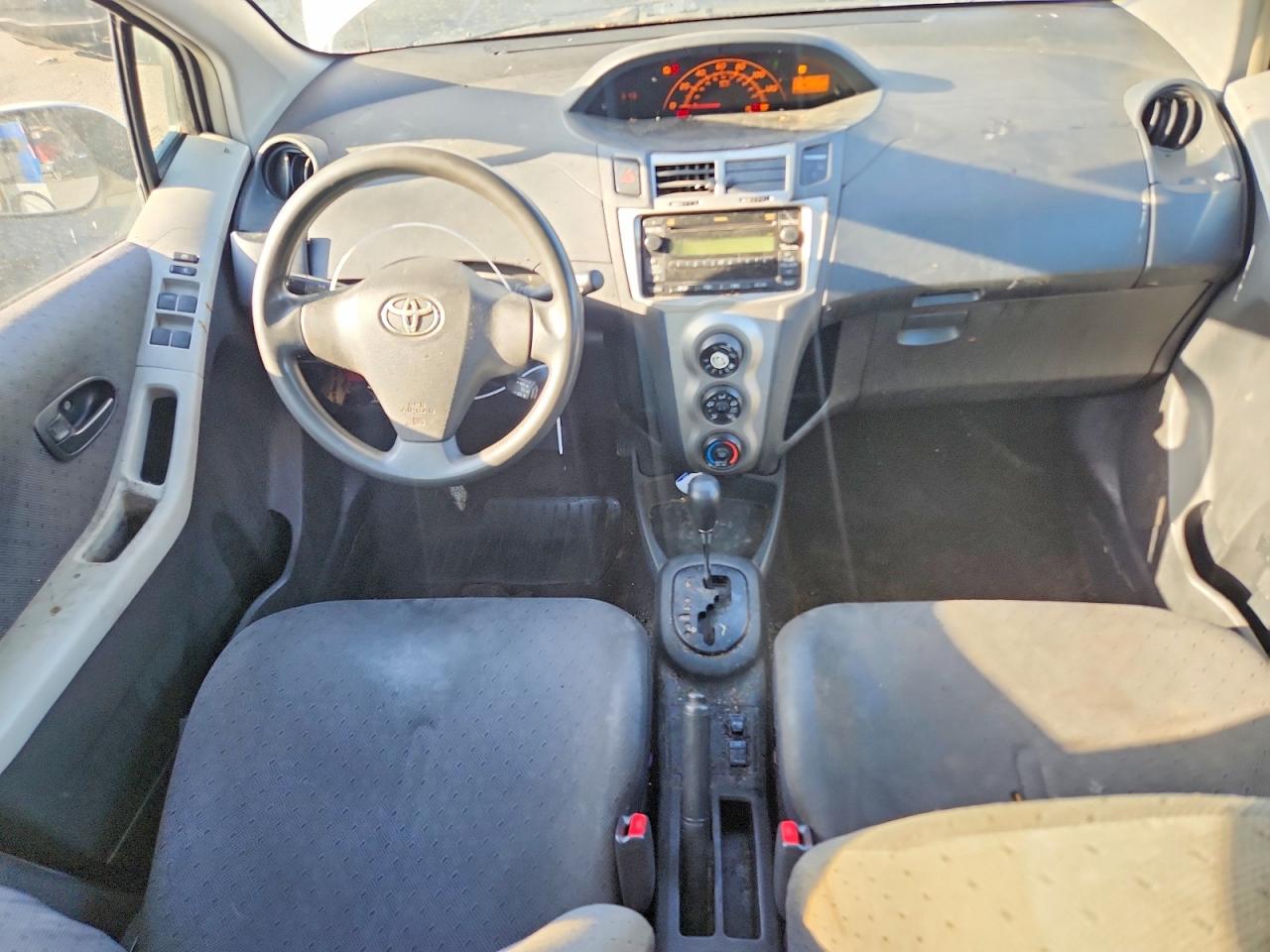2011 Toyota Yaris Base Белый vin: JTDKT4K36B5331721