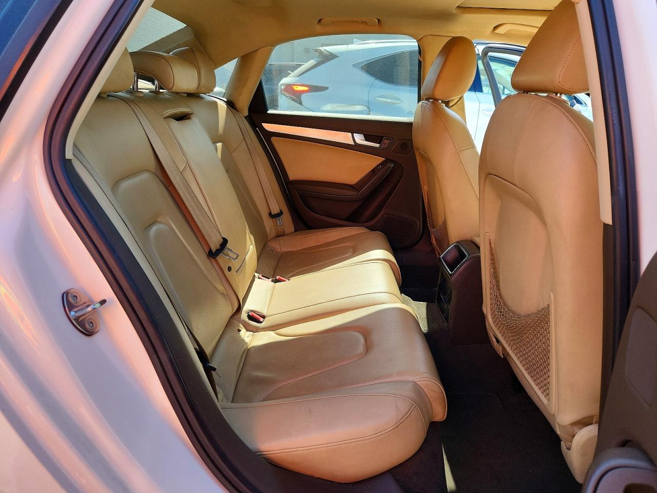 2013 Audi A4 Premium Белый vin: WAUAFAFLXDN037380