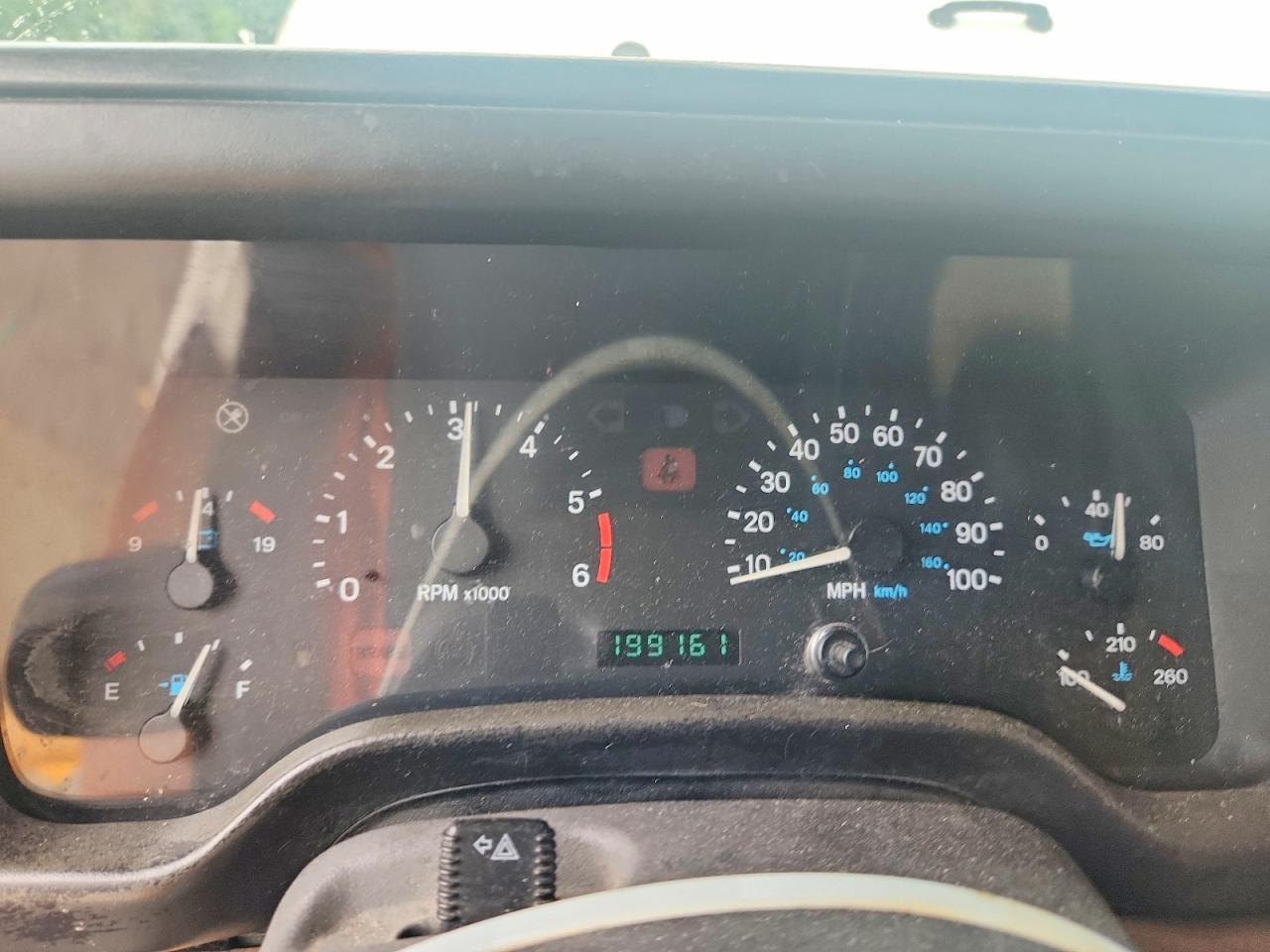 1999 Jeep Wrangler / Tj Sahara White vin: 1J4FY49S9XP465466