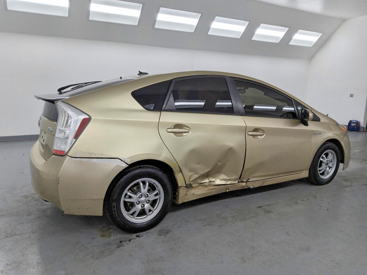 2011 Toyota Prius Two Tan vin: JTDKN3DU9B1463308