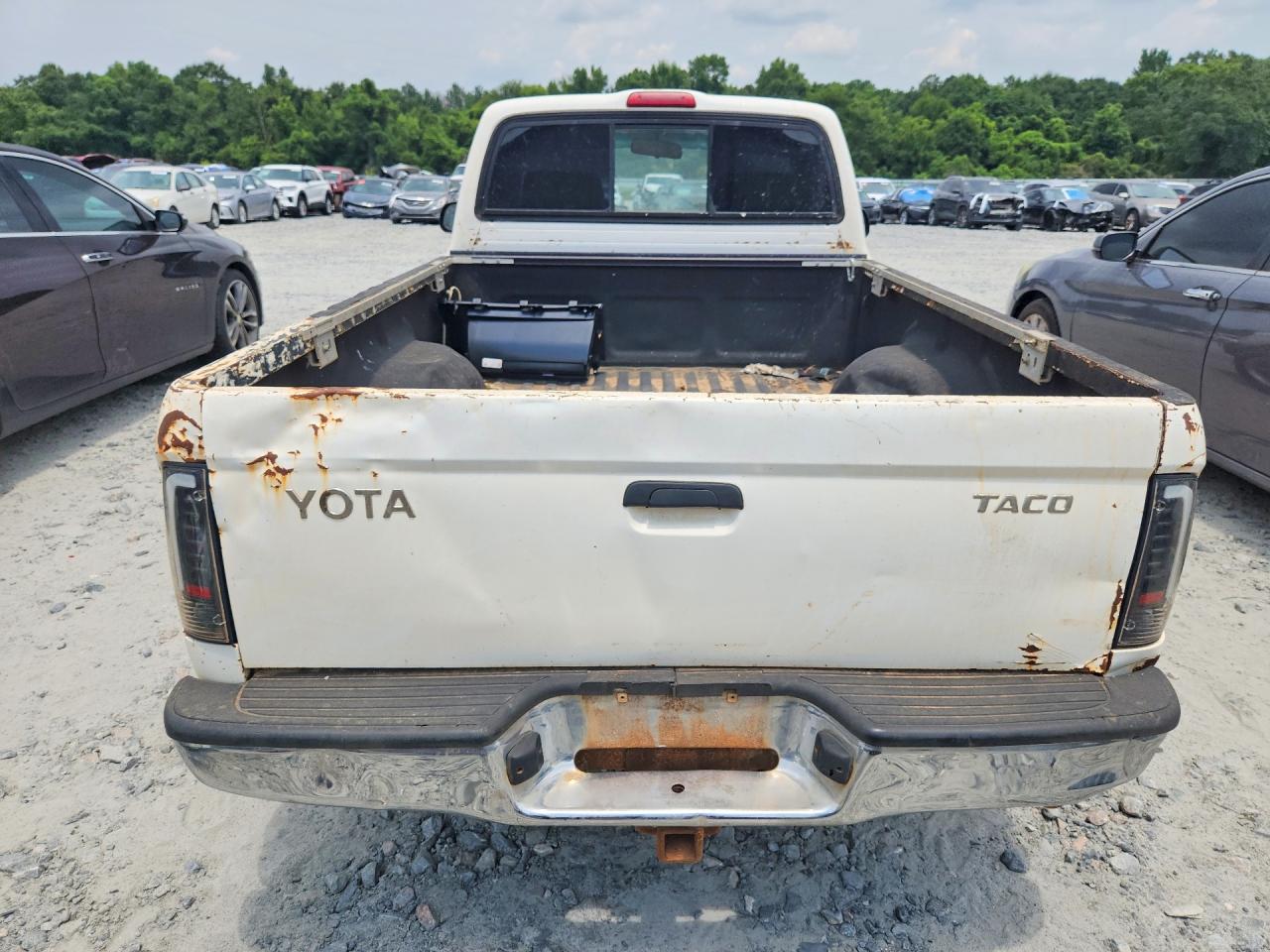 2000 Toyota Tacoma Base White vin: 4TANL42NXYZ590367
