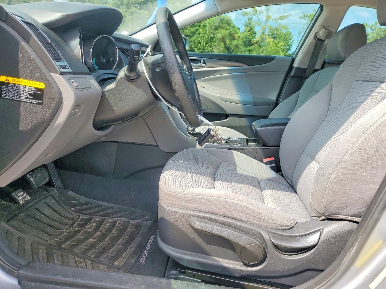 2015 Hyundai Sonata Hybrid Base Silver vin: KMHEC4A40FA130459
