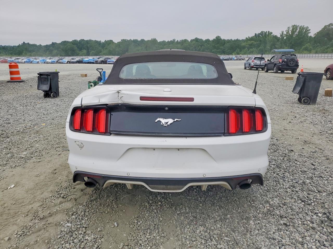 2015 Ford Mustang White vin: 1FATP8UH0F5429339