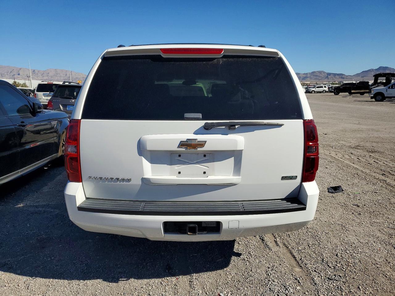 2010 Chevrolet Suburban C1500 Ls White vin: 1GNUCHE02AR172048
