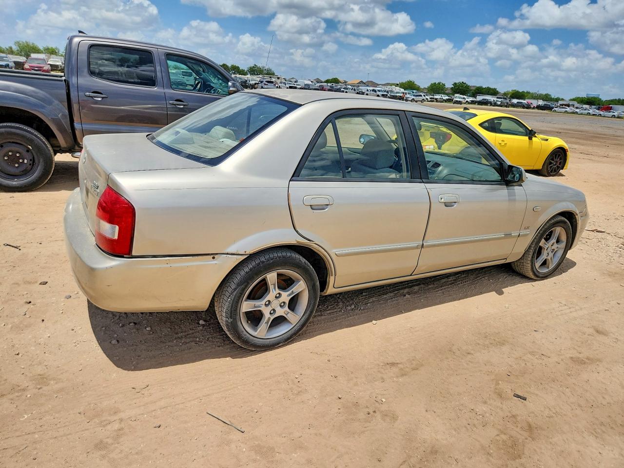 2003 Mazda Protege Dx Бежевый vin: JM1BJ225731198746