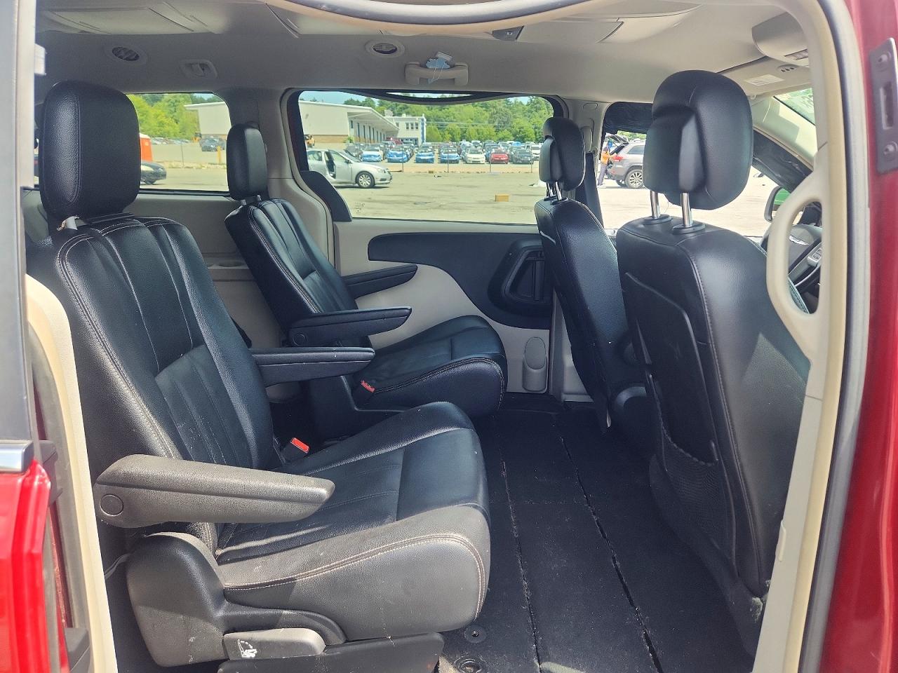 2015 Chrysler Town & Country Touring Red vin: 2C4RC1BG3FR537653