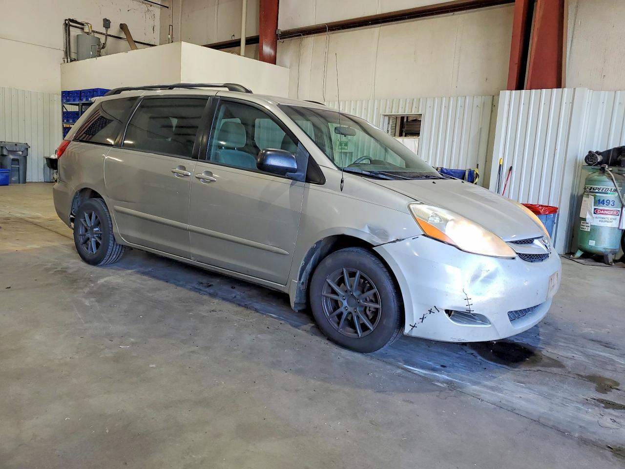 2009 Toyota Sienna Ce 8-passenger Silver vin: 5TDZK23C19S255706