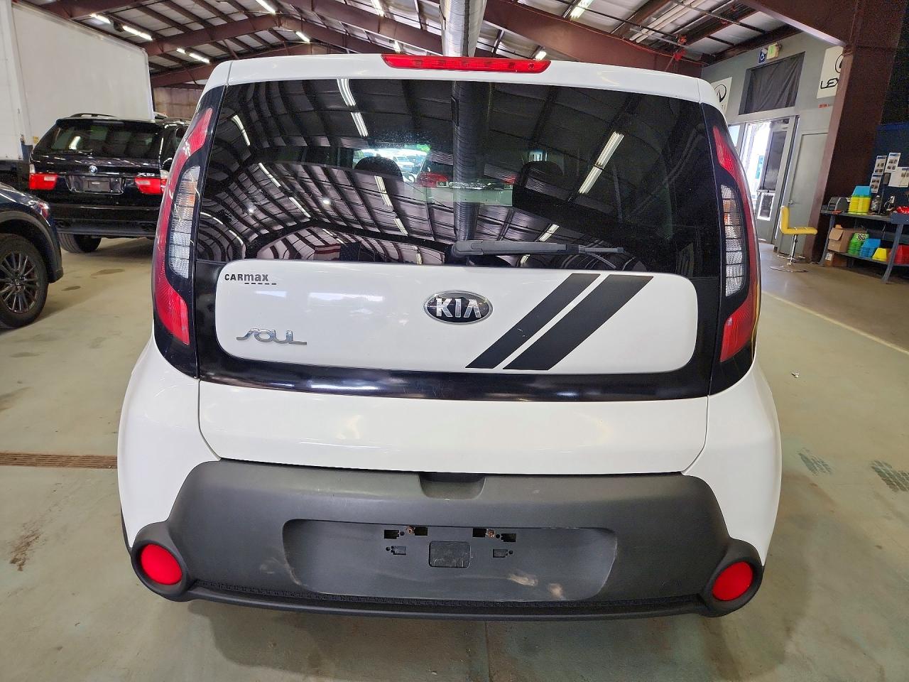 2015 Kia Soul Base White vin: KNDJN2A21F7778406