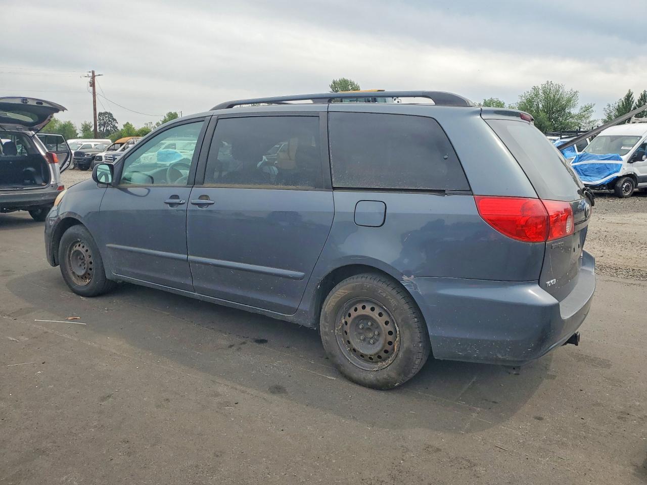 2010 Toyota Sienna Le 7-passenger Gray vin: 5TDKK4CC9AS305950
