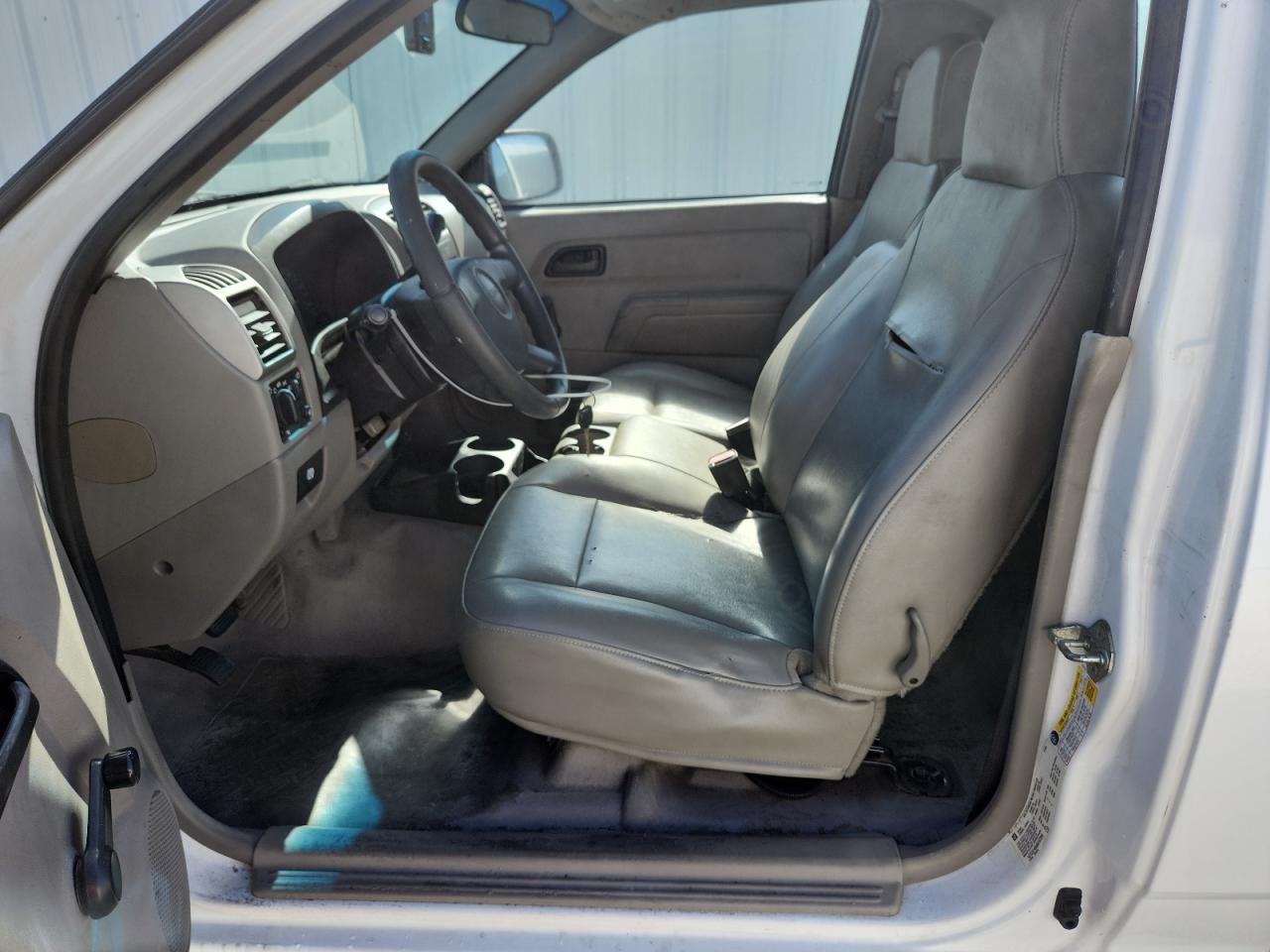 2008 Gmc Canyon White vin: 1GTCS149488187259 Damage: Left Front Seat Cushion, Torn, > 12 Inches
