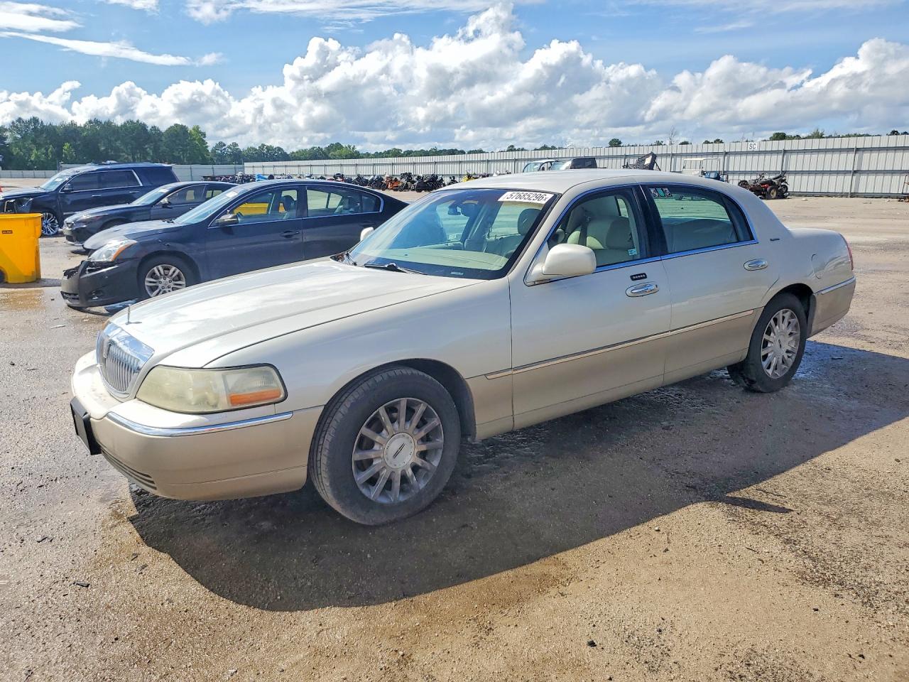 2006 Lincoln Town Car Signature Two Tone vin: 1LNHM81V76Y626893