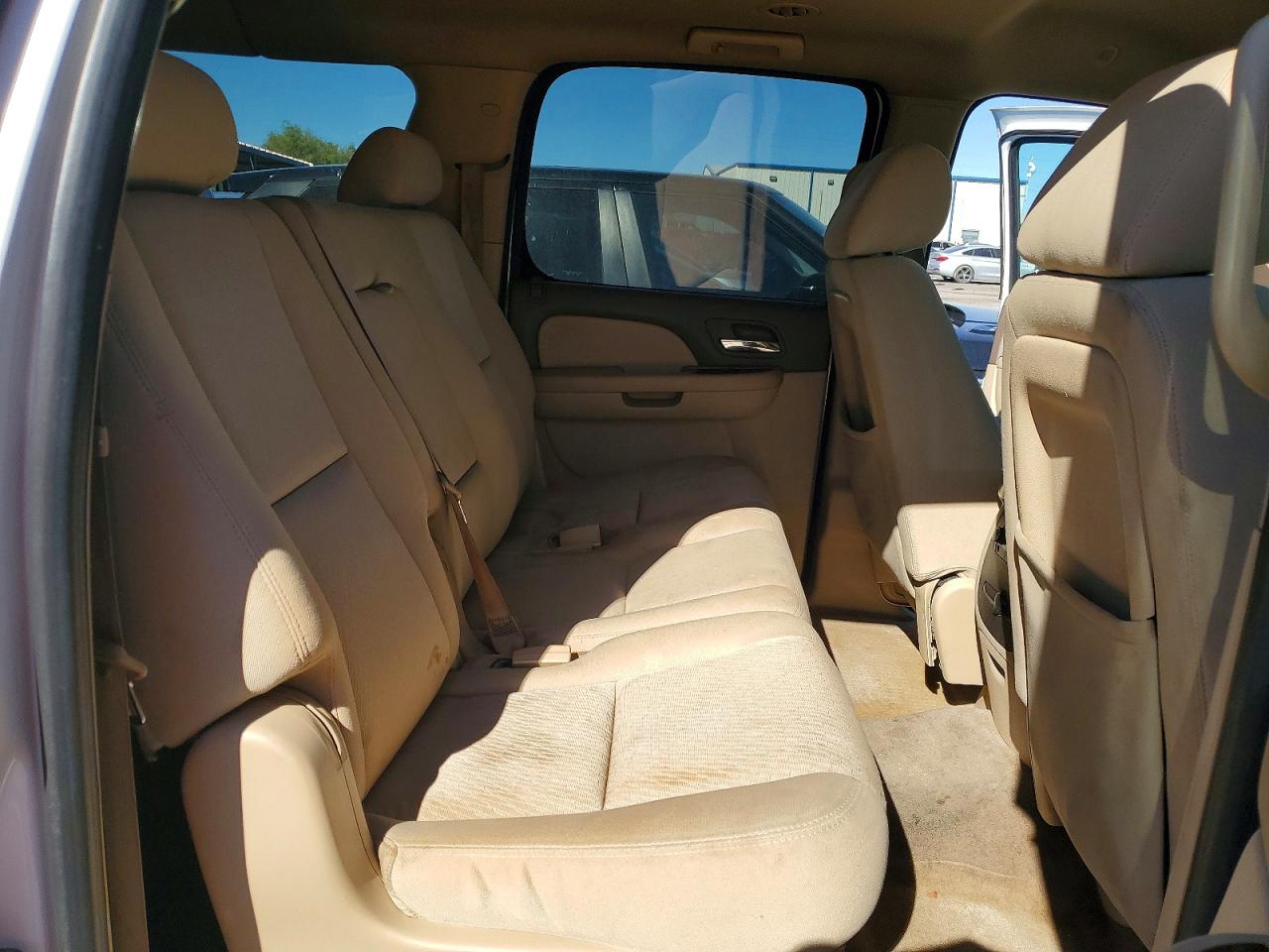 2010 Chevrolet Suburban C1500 Ls White vin: 1GNUCHE02AR172048