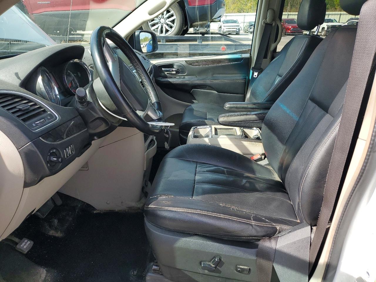 2015 Chrysler Town & Country Touring White vin: 2C4RC1BG8FR662535