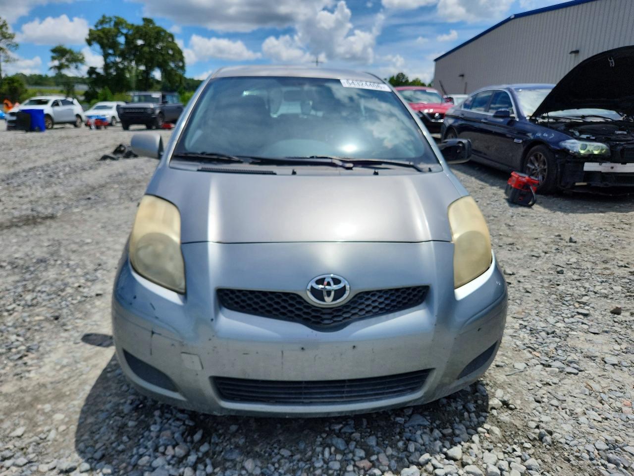 2009 Toyota Yaris Base Серебряный vin: JTDJT903X95263929