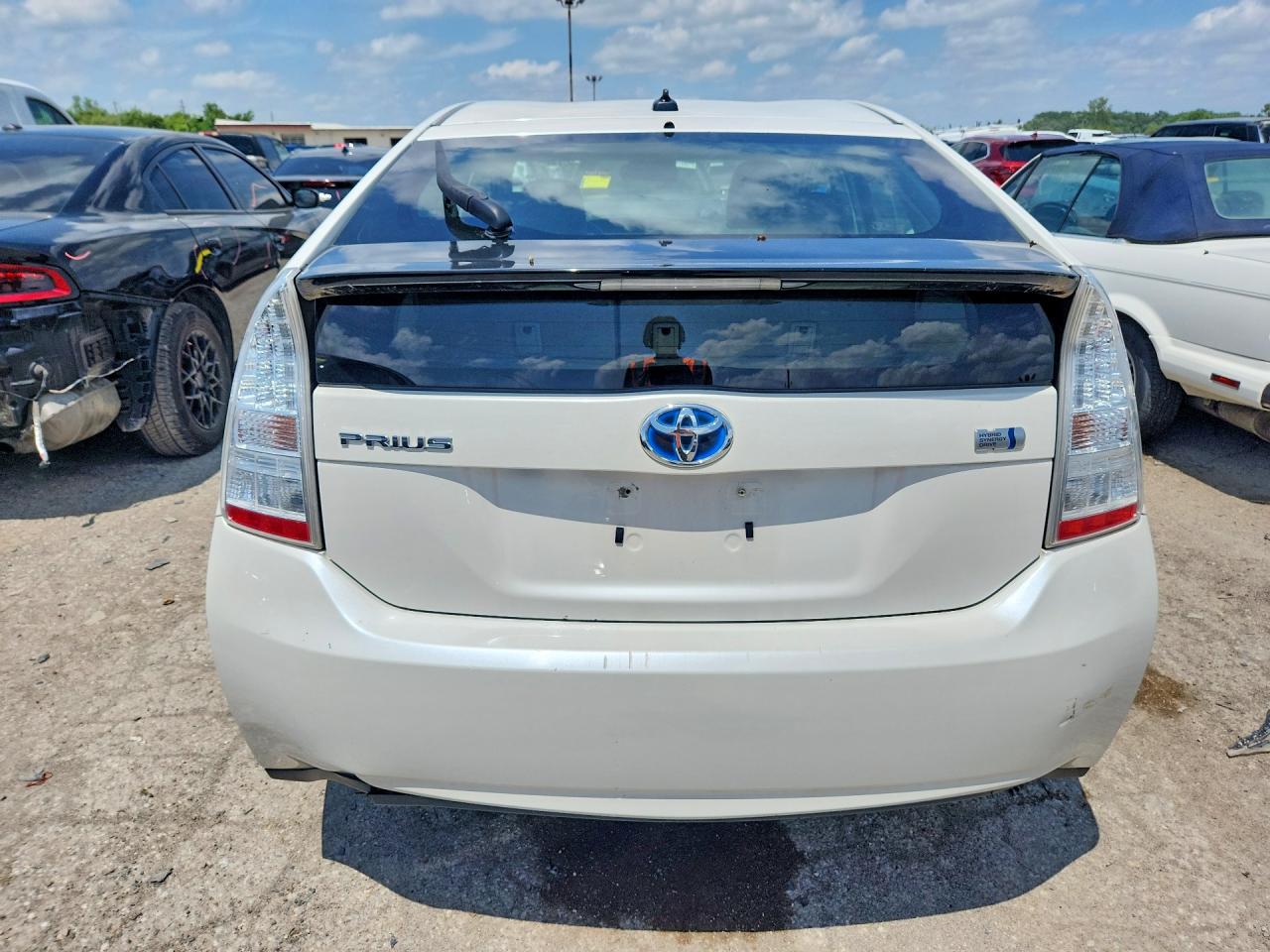 2011 Toyota Prius Two White vin: JTDKN3DU1B5342622