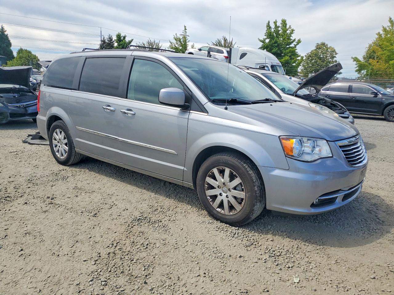 2015 Chrysler Town & Country Touring Silver vin: 2C4RC1BG2FR617560