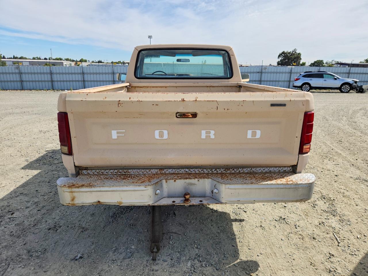 1983 Ford F100 Бежевый vin: 1FTCF10Y0DPA91808