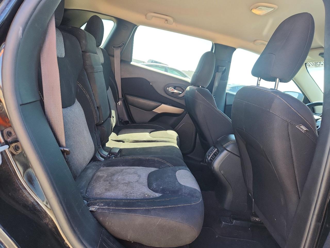 2018 Jeep Cherokee Latitude Black vin: 1C4PJLCB1JD542972