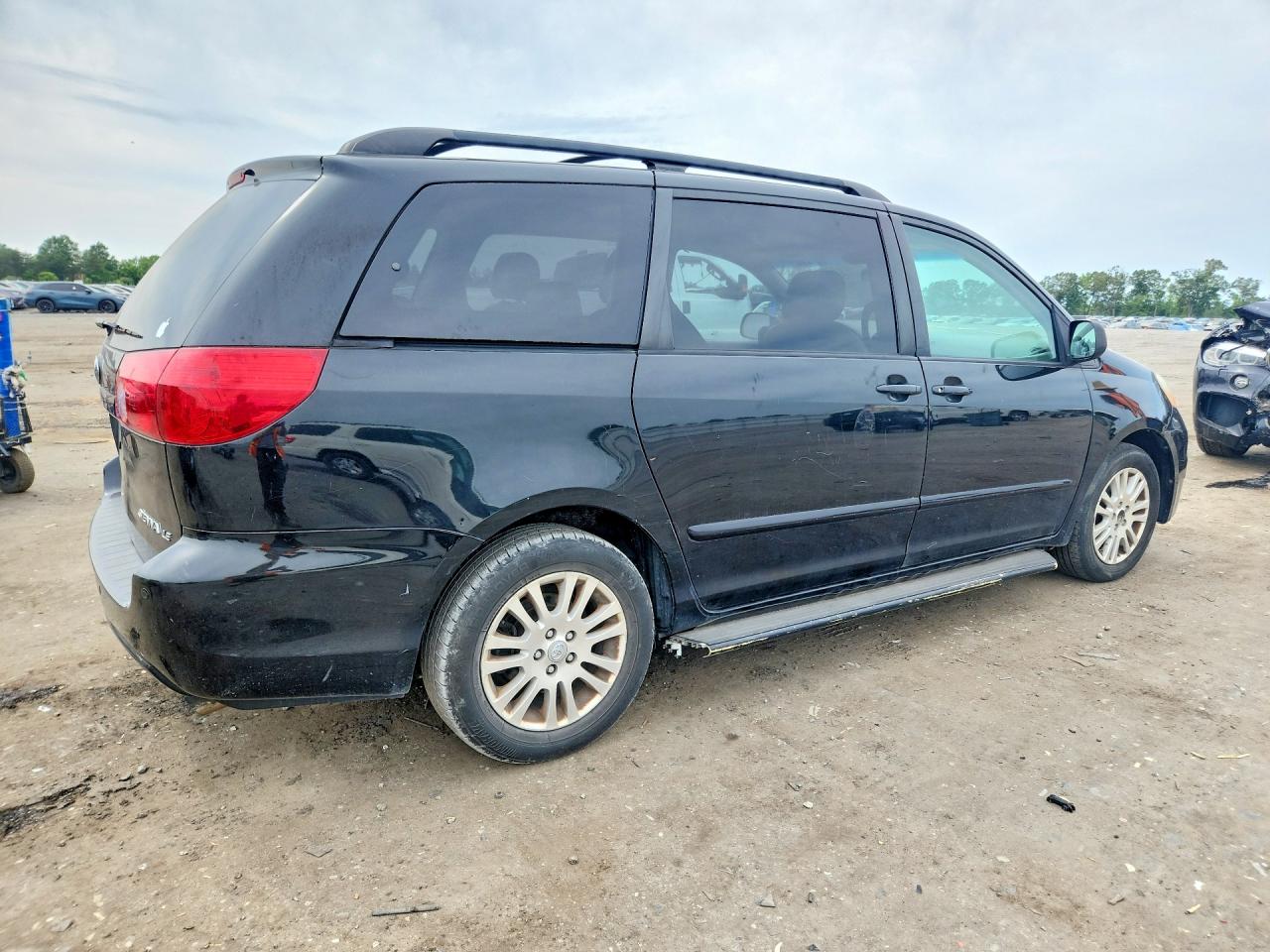2008 Toyota Sienna Le 8-passenger Black vin: 5TDZK23C08S193486