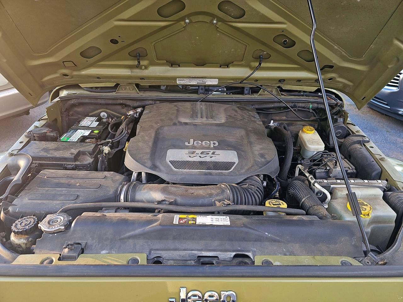 2013 Jeep Wrangler Unlimited Sahara Green vin: 1C4BJWEG9DL531328