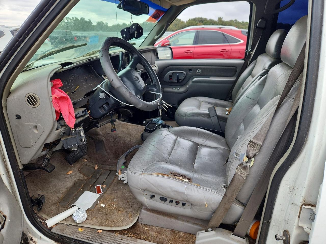 1999 Chevrolet Suburban K2500 White vin: 1GNGK26J5XJ489687
