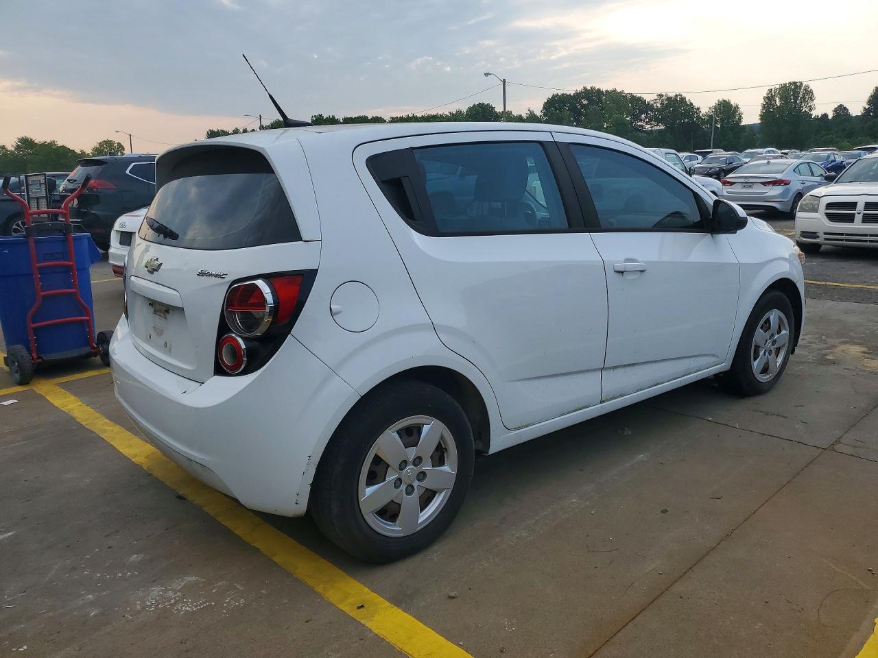 2014 Chevrolet Sonic Ls White vin: 1G1JA6SH9E4195595