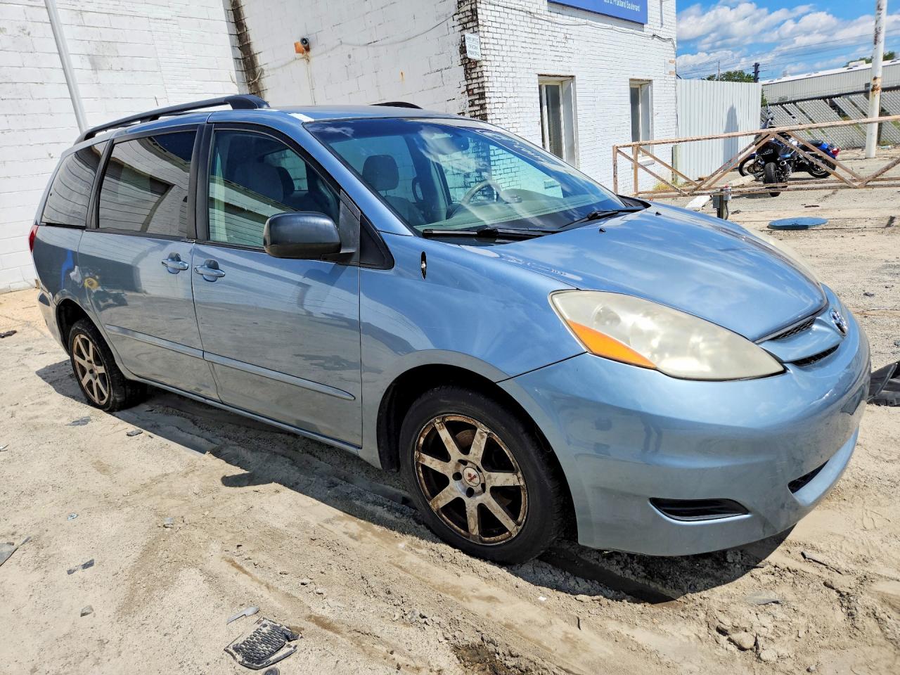 2010 Toyota Sienna Le 7-passenger Blue vin: 5TDKK4CC0AS335340