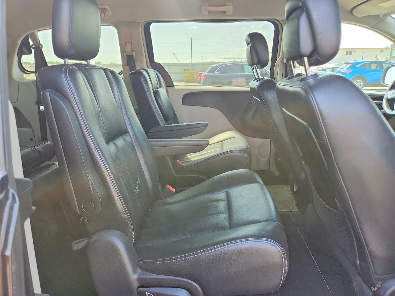 2012 Chrysler Town & Country Touring Red vin: 2C4RC1BG1CR410718
