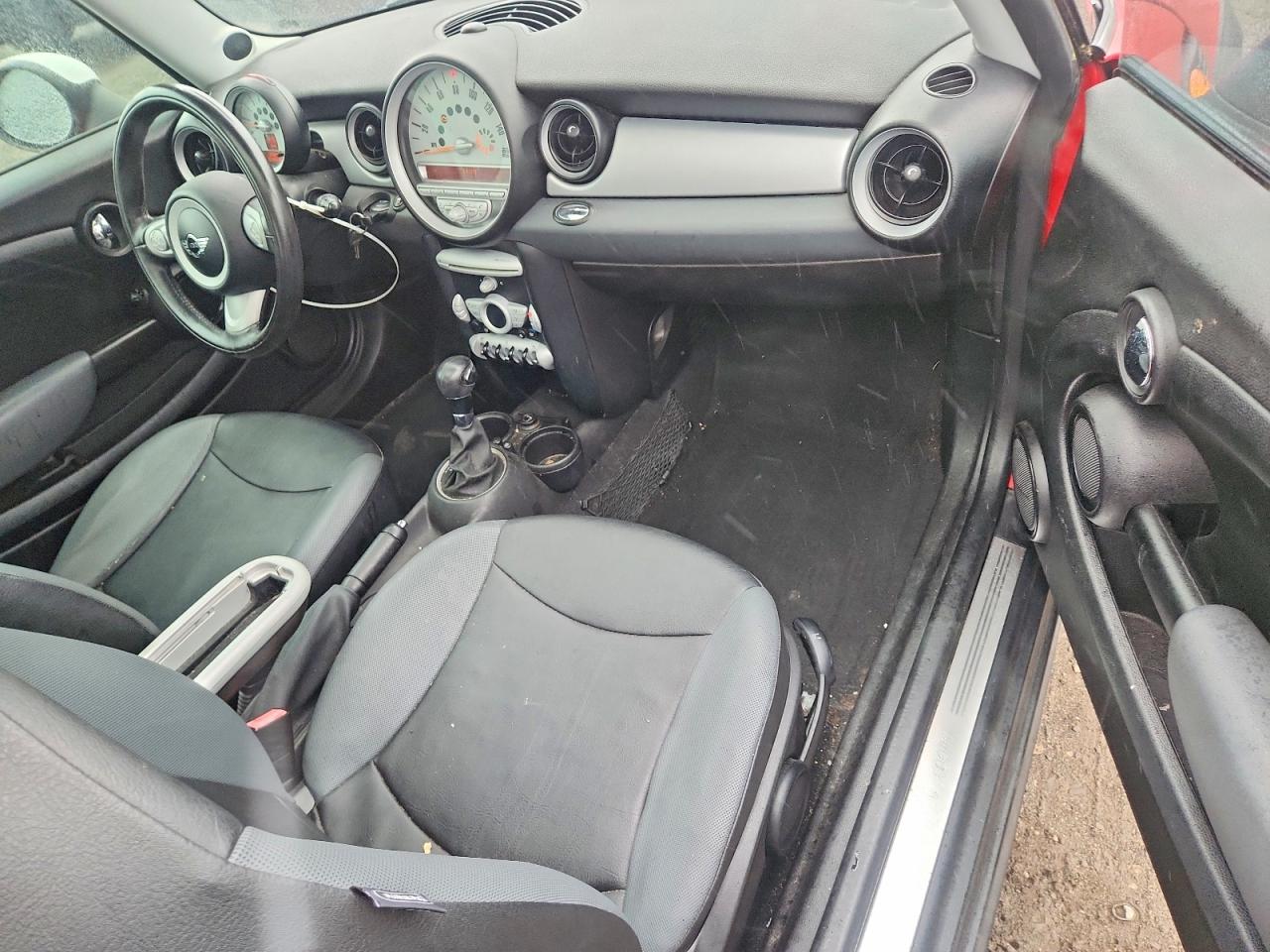 2009 Mini Cooper Red vin: WMWMF33529TW76970