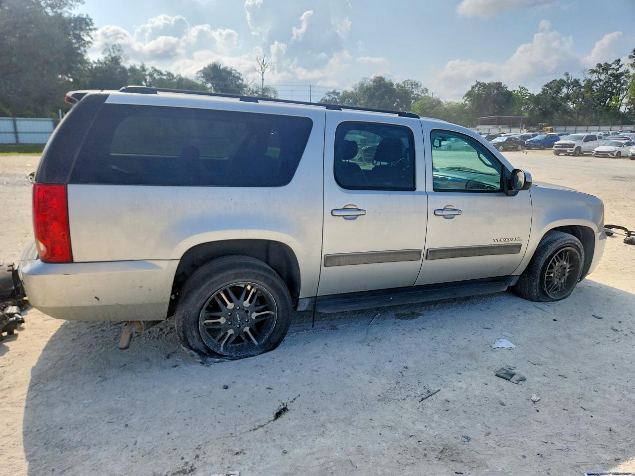 2011 Gmc Yukon Xl C1500 Sle Silver vin: 1GKS1HE06BR164465