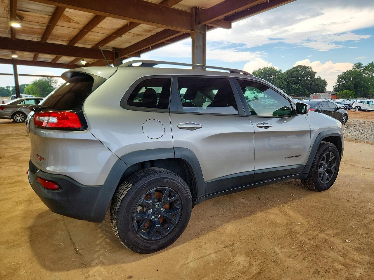2015 Jeep Cherokee Trailhawk Silver vin: 1C4PJMBS3FW680872
