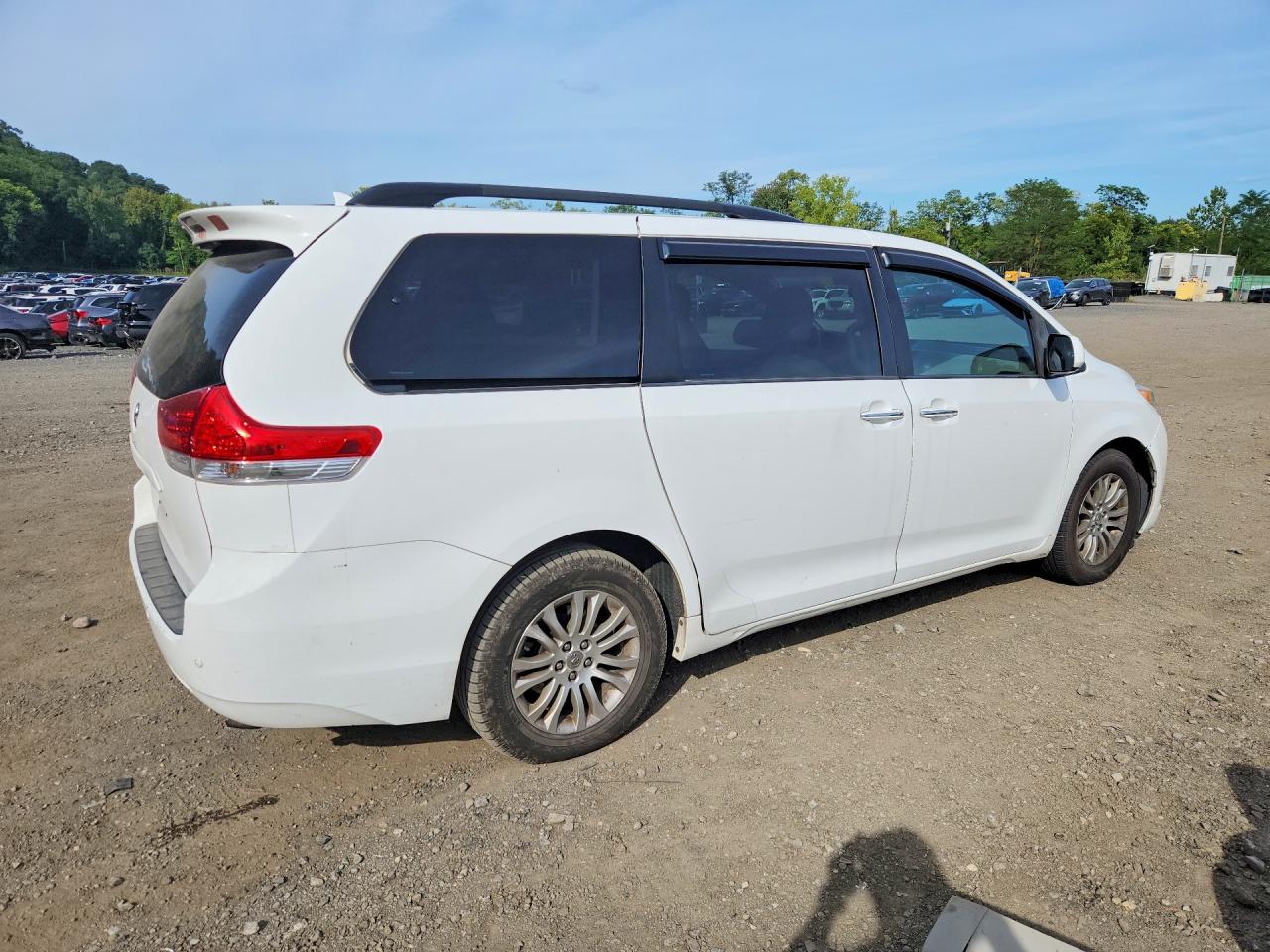2012 Toyota Sienna Xle 8-passenger White vin: 5TDYK3DC4CS223808